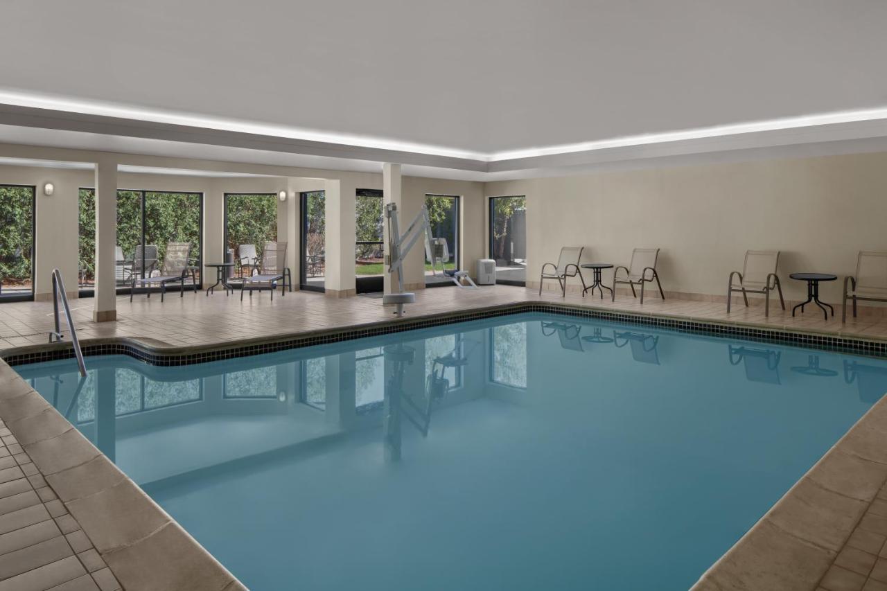 Courtyard Detroit Brighton Hotel Bagian luar foto