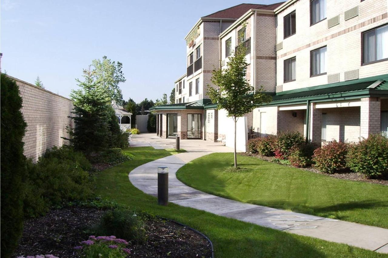 Courtyard Detroit Brighton Hotel Bagian luar foto