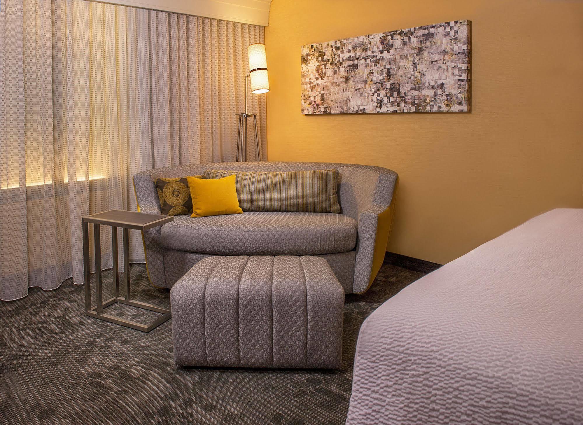 Courtyard Detroit Brighton Hotel Bagian luar foto